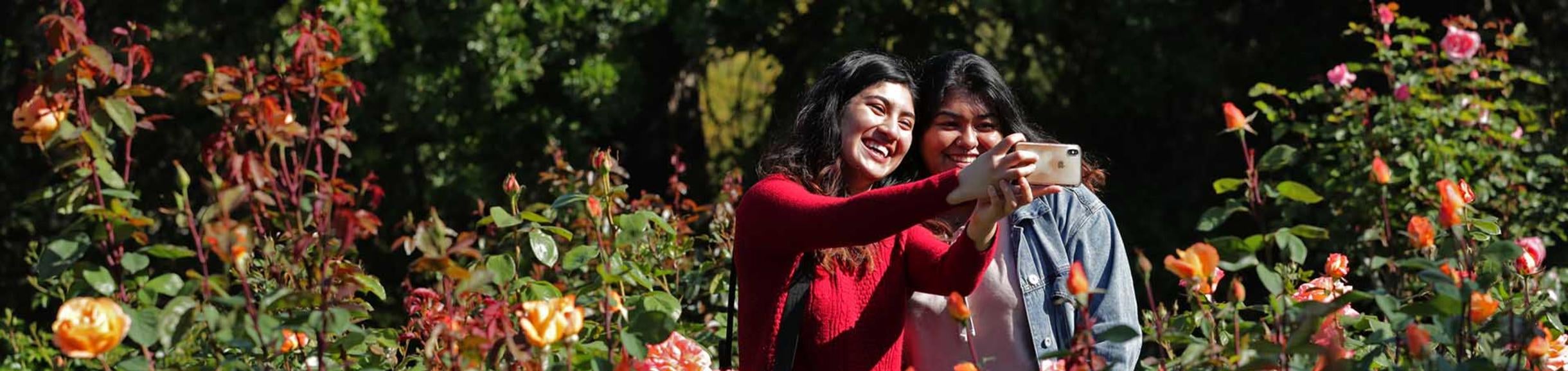 UCR Botanic Gardens, two students taking a selfie (c) UCR / Stan Lim