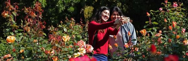UCR Botanic Gardens, two students taking a selfie (c) UCR / Stan Lim